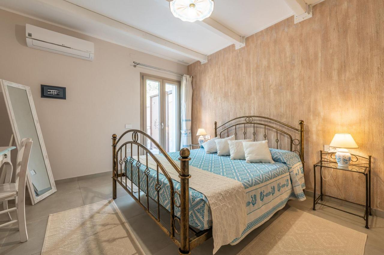 Villa Sa Rocca Junior & Suite Chia Eksteriør billede